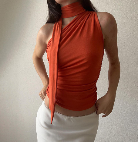 CAMISETA CON TIRANTES AL CUELLO